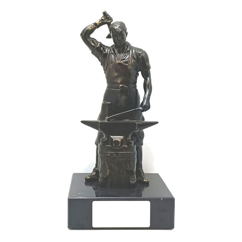 Metallfigur schmied mit - schmied, amboss
