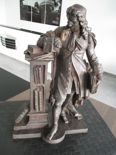 Statue eines gelehrten vor - eines,