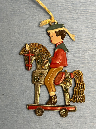 Zinnbild junge auf holzpferd - junge,