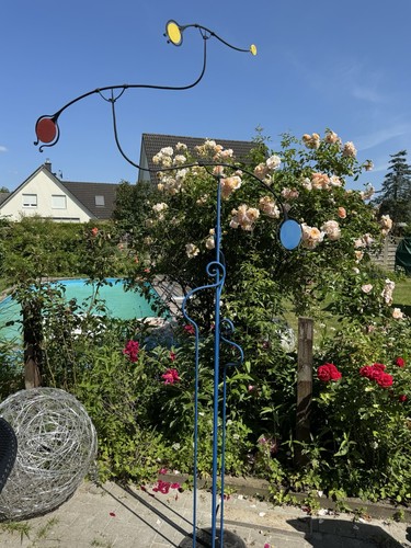 Mobile kunstwerk aus stahl - /,