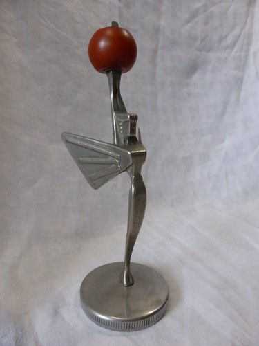 Geflügelter engel mit - mit, roter