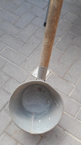 Antiker metall schöpfer mit - antiker, metall-schöpfer